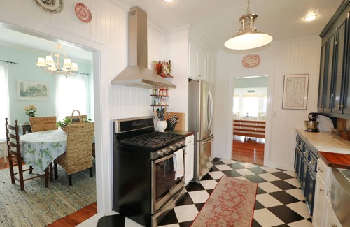 Greenhurst House | Beautiful lakefront cottage on Chautauqua Lake in a quiet setting!