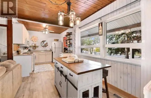Leamington Cottage | Beautiful Lakefront Cottage near Point Pelee with Hot Tub and Bunkie