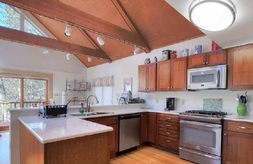 Athens House | Beautiful Lakefront Chalet, 20 mins to Hudson, close to skiing