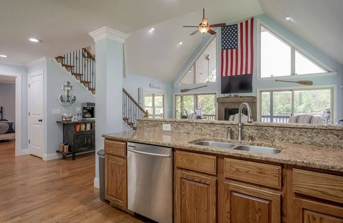 Milledgeville House | Beautiful Lakefront Home