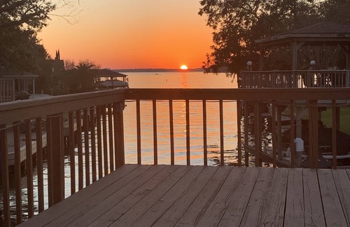 Willis House | Beautiful lakefront home with 3 bedrooms and pool