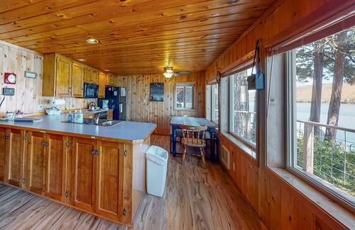 Joseph House | Beautiful lakefront house with private boat dock, washer/dryer & fireplace