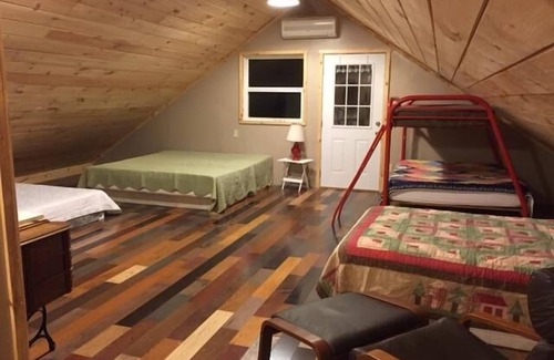 LaFayette Cabin | Beautiful, Lakefront, Mountain View Retreat for Your Group, New 300’ Waterslide.