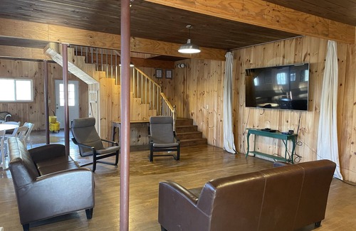 LaFayette Cabin | Beautiful, Lakefront, Mountain View Retreat for Your Group, New 300’ Waterslide.