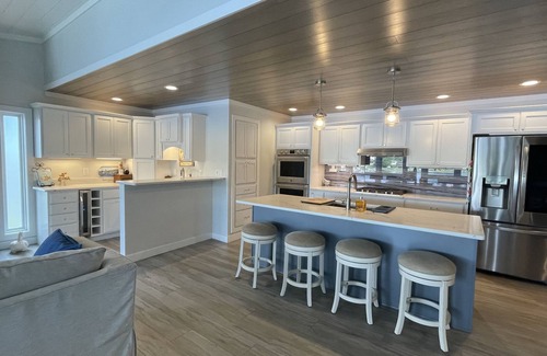 Leesburg Cottage | Beautiful lakefront property