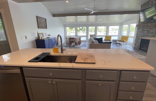 Leesburg Cottage | Beautiful lakefront property