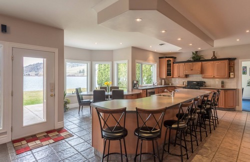 Okanagan-Similkameen House | Beautiful Lakefront Property! 8 Bedrooms and Breath taking view!