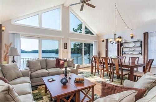 Montville House | Beautiful lakefront retreat just 15 mins to casino