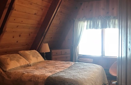 Lake Almanor Country Club Cabin | Beautiful Lakefront Cabin June through October only n