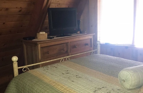 Lake Almanor Country Club Cabin | Beautiful Lakefront Cabin June through October only n