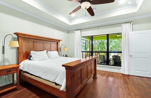 New Braunfels House | Beautiful Lakefront Cabin - Something For Everyone