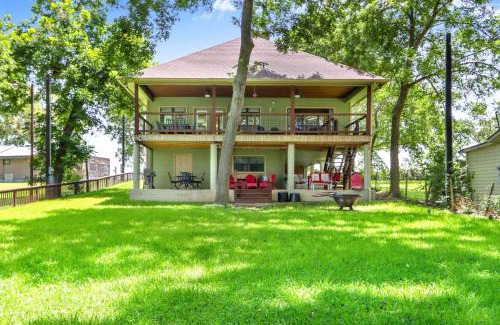 New Braunfels House | Beautiful Lakefront Cabin - Something For Everyone