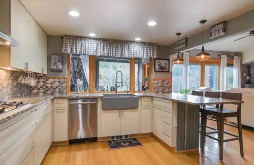 Marcola House | Beautiful lakefront home in Vida, Or