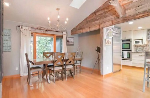 Marcola House | Beautiful lakefront home in Vida, Or