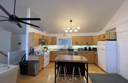 Kabletown House | Beautiful Lakehouse, private dock, fast WiFi near Harpers Ferry