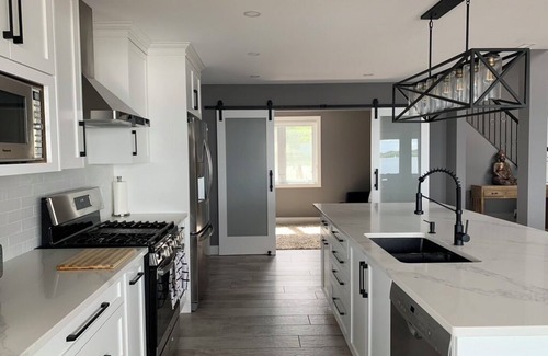 Rossmore House | Beautiful Lakehouse in Price Edward County on the Bay of Quite