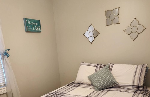 Town of Essex House | Beautiful Lakehouse -Lake Erie Private Beach - Harrow