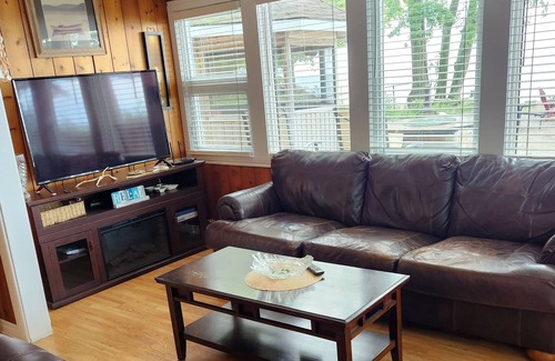 Town of Essex House | Beautiful Lakehouse -Lake Erie Private Beach - Harrow
