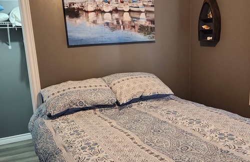 Town of Essex House | Beautiful Lakehouse -Lake Erie Private Beach - Harrow