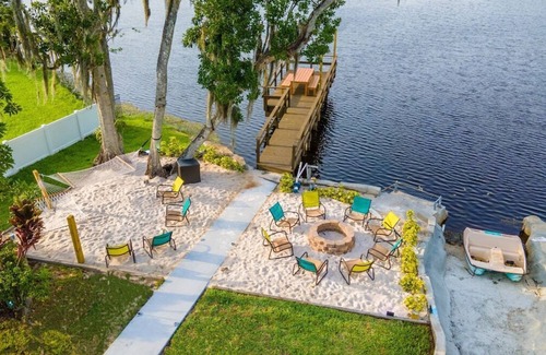 Casselberry House | * Beautiful Lakehouse with Pool and Movie Theater*