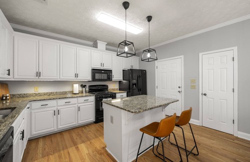 Gainesville House | Beautiful Lakehouse with Dock and king bed Gainesville
