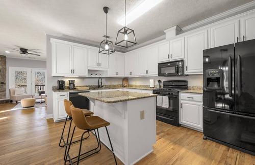 Gainesville House | Beautiful Lakehouse with Dock and king bed Gainesville