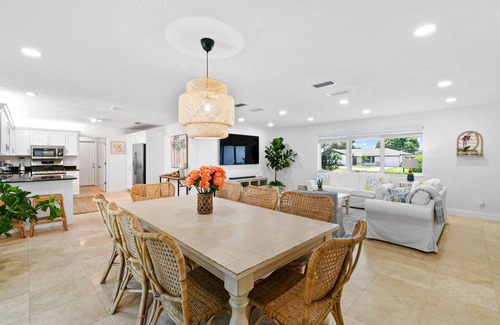 West Palm Beach House | Beautiful Lakeside Oasis