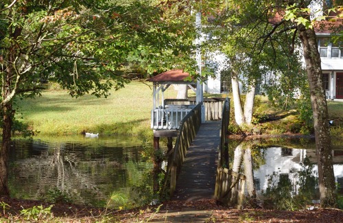Chattahoochee Hills House | Beautiful Lakeside Cottage (Hidden Cove Farmhouse) 4bedroom 3 bath