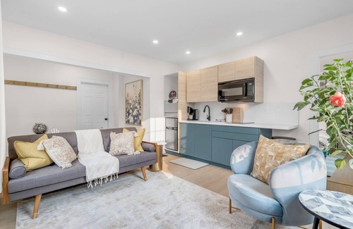 Port Hope Apartment | Beautiful Lakeside Haven: Your Dream Lakeside Gateway.