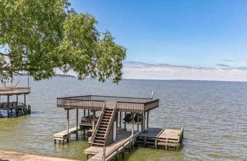 Coldspring House | Beautiful Lakeview Getaway on Lake Livingston