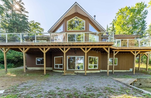 Bancroft Cottage | Beautiful Large 5bed 4bath Lake house in Bancroft!