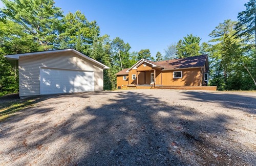 Bancroft Cottage | Beautiful Large 5bed 4bath Lake house in Bancroft!