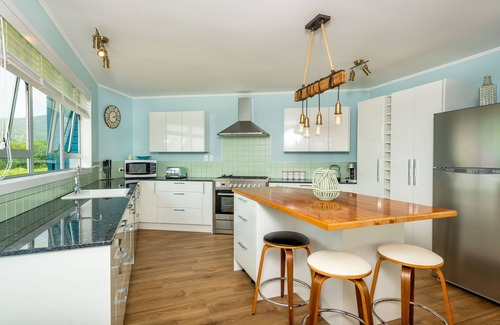 Opononi House | Beautiful large 6-Bedroom Coastal Vacation Home with Spa-Pool