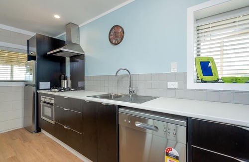 Opononi House | Beautiful large 6-Bedroom Coastal Vacation Home with Spa-Pool