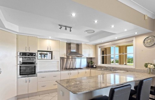Worrigee House | Beautiful Large Country Home in the Perfect Location with tennis court & theatre