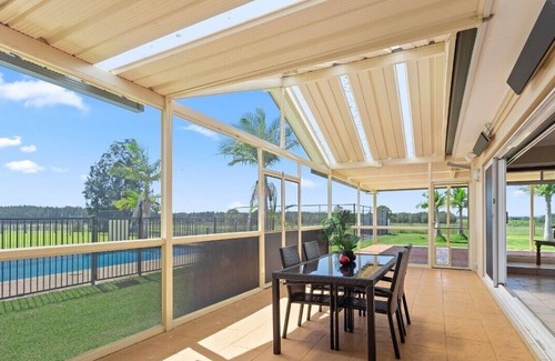 Worrigee House | Beautiful Large Country Home in the Perfect Location with tennis court & theatre