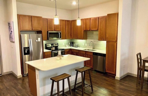 Central Business District Apartment | ✨Beautiful Large Downtown Houston Queen Size 1 Bedroom Apartment ✨