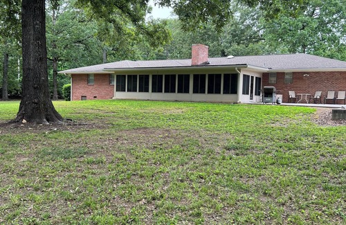 Middle Valley House | Beautiful large home on Lake Chickamauga at Dallas Bay with private boat ramp.