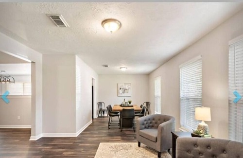 Southbelt/Ellington House | Beautiful Large Home 5 Star Host Close to Airport