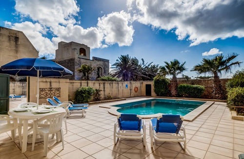 Ta' Għammar House | Beautiful large Poolvilla with A/C for max 8 pers, surrounded by large terrace