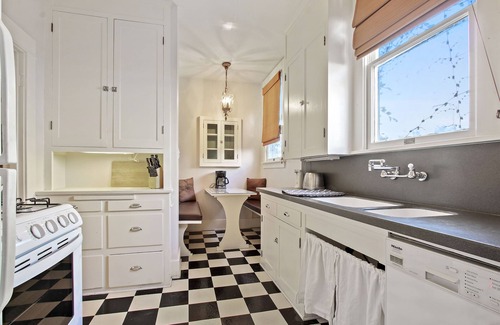 Larchmont Apartment | Beautiful, light filled top floor suite with hardwood floors+ downtown view!