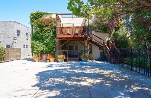 Larchmont Apartment | Beautiful, light filled top floor suite with hardwood floors+ downtown view!