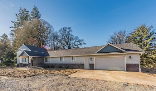 Marylhurst House | Beautiful like new home in a quiet neighborhood