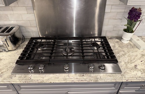 Livingston Condo | Beautiful Livingston Cozy 3-bedroom condo with WiFi, AC