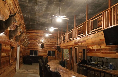 Belle Prairie City House | Beautiful Lodge with Full Bar