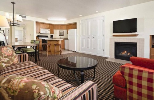 Altaville Condo | Beautiful Location and great resort amenities including outdoor pool in this 1BD condo