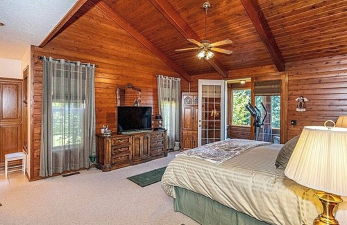 Adna Cabin | Beautiful lodge home with 50 acres of hiking trails!