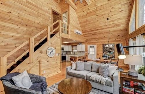 Lake Ariel Cabin | Beautiful Lodge in The Hideout!