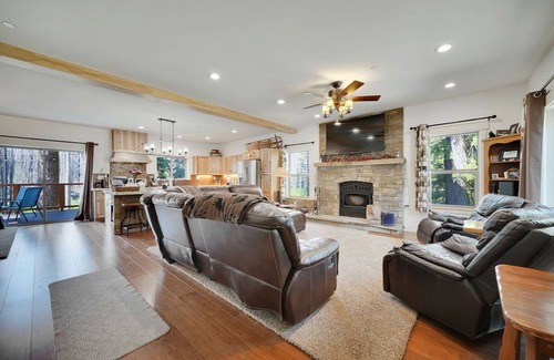 South Shore Cabin | Beautiful LODGE near Sierra At Tahoe, ON River, AMAZING Location, built 2022