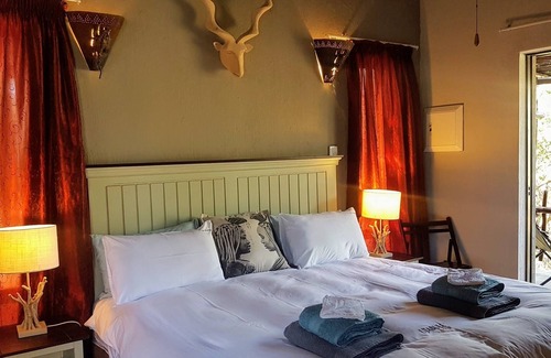 Hoedspruit Bed & Breakfast | Beautiful lodge style guesthouse on Hoedspruit Wildlife Estate